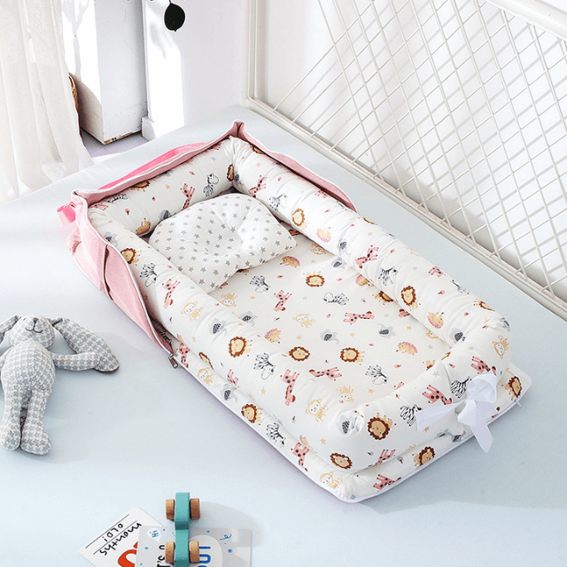 Frolic-Duo™ 2-in-1 crib and diaper bag
