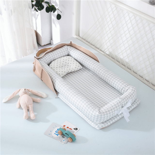 Frolic-Duo™ 2-in-1 crib and diaper bag