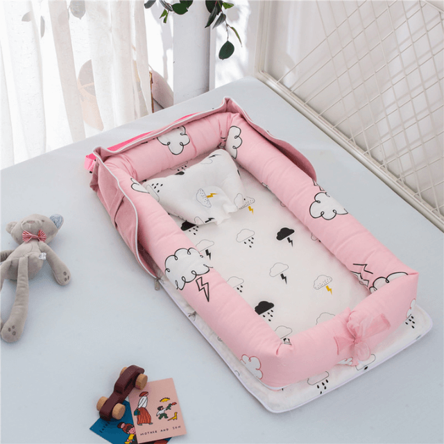 Frolic-Duo™ 2-in-1 crib and diaper bag